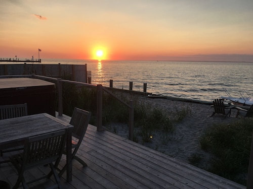 Bayfront Beach Fun! – 3BR/3 Ensuite + Hot Tub