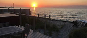 Bayfront Beach Fun! – 3BR/3 Ensuite + Hot Tub