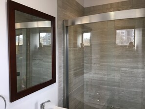 Sèche-cheveux, serviettes fournies, savon, shampoing