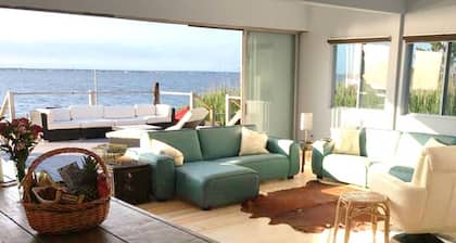 Bayfront Fun! - 3 BR and 3 Ensuite Bath with Hot Tub!