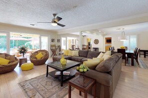 TV, caminetto, libri