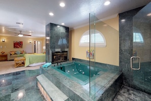 Interior - Private Resort Movie Colony. Walk to downtwn! Pool! Views! Expresso! Heated spa! (Palm Springs)