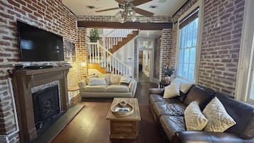 Tv, pejs, bøger, stereoanlæg