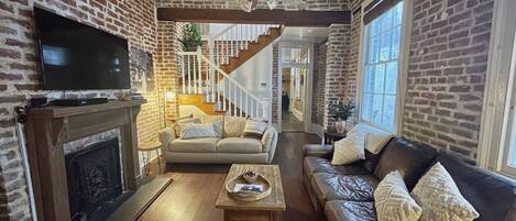 电视、壁炉、书、立体声音响