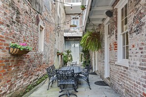 Outdoor dining - Stylish Escape in Historic Warehouse District (New Orleans)