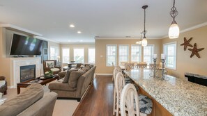 Smart TV, caminetto, lettore DVD, libri