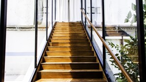 A wooden staircase with glass railings leading to an outdoor area. - Architectural/Minimal Villa in Forte dei Marmi, Roma Imperiale (Forte dei Marmi)