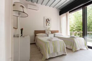 4 Schlafzimmer, Schreibtisch, Bügeleisen/Bügelbrett, Reisekinderbett