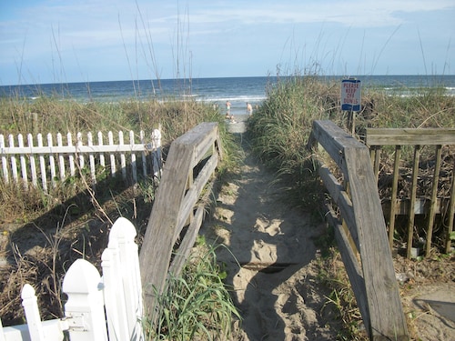 Kaunis Tehokkuus Condo kadun toisella Beach. Suuri allas ja kannen pinta.