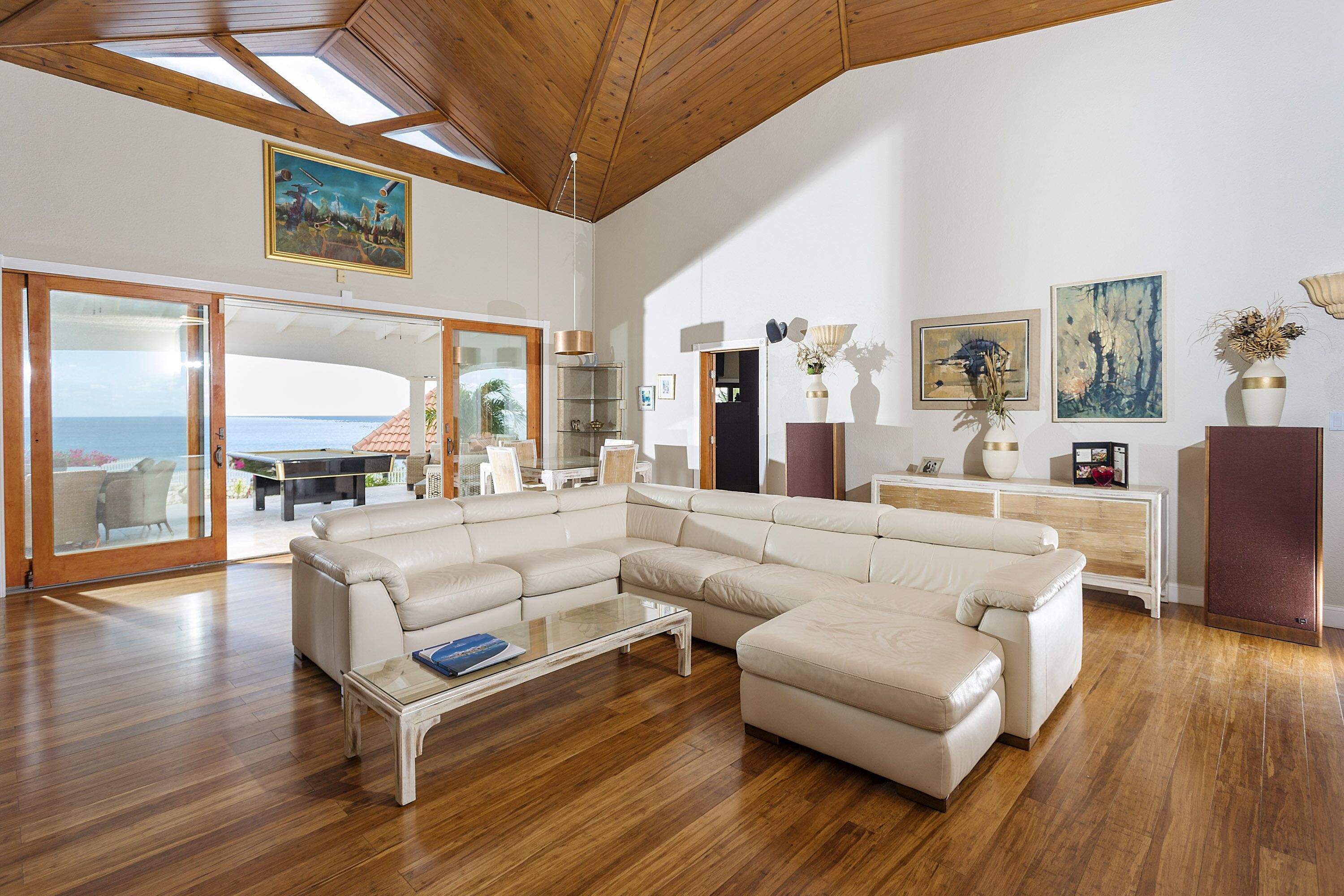 Smart-TV, DVD-spiller, musikkbibliotek og stereoanlegg