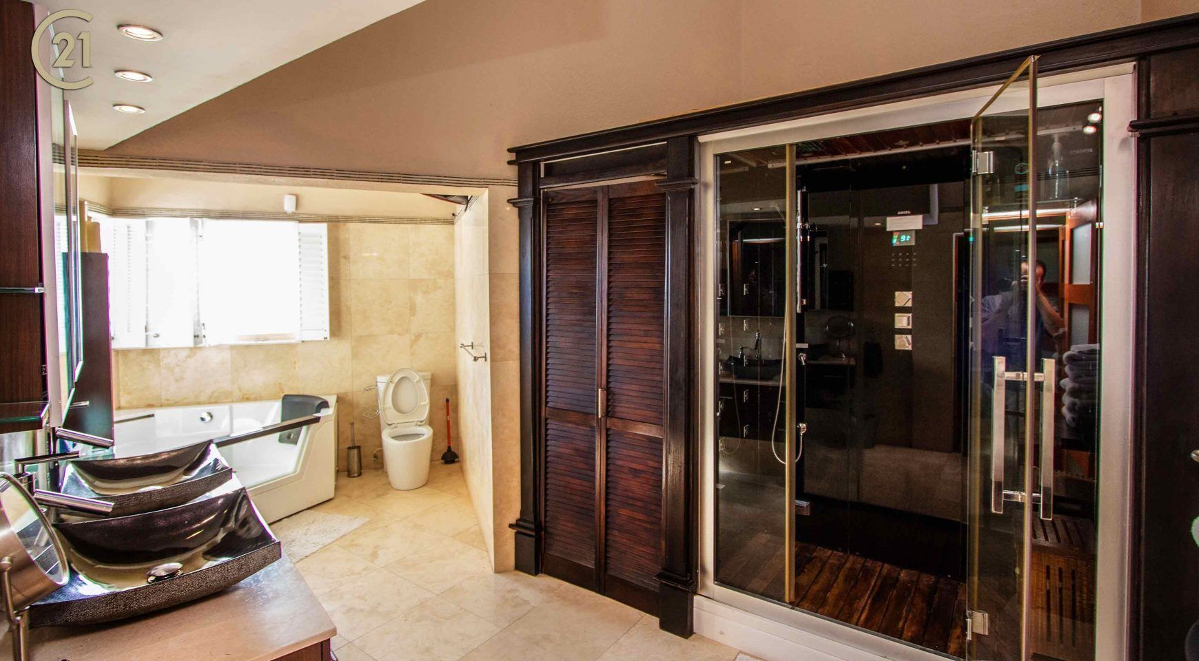 Une salle de bain moderne avec une douche à parois de verre, un meuble-lavabo et des toilettes.