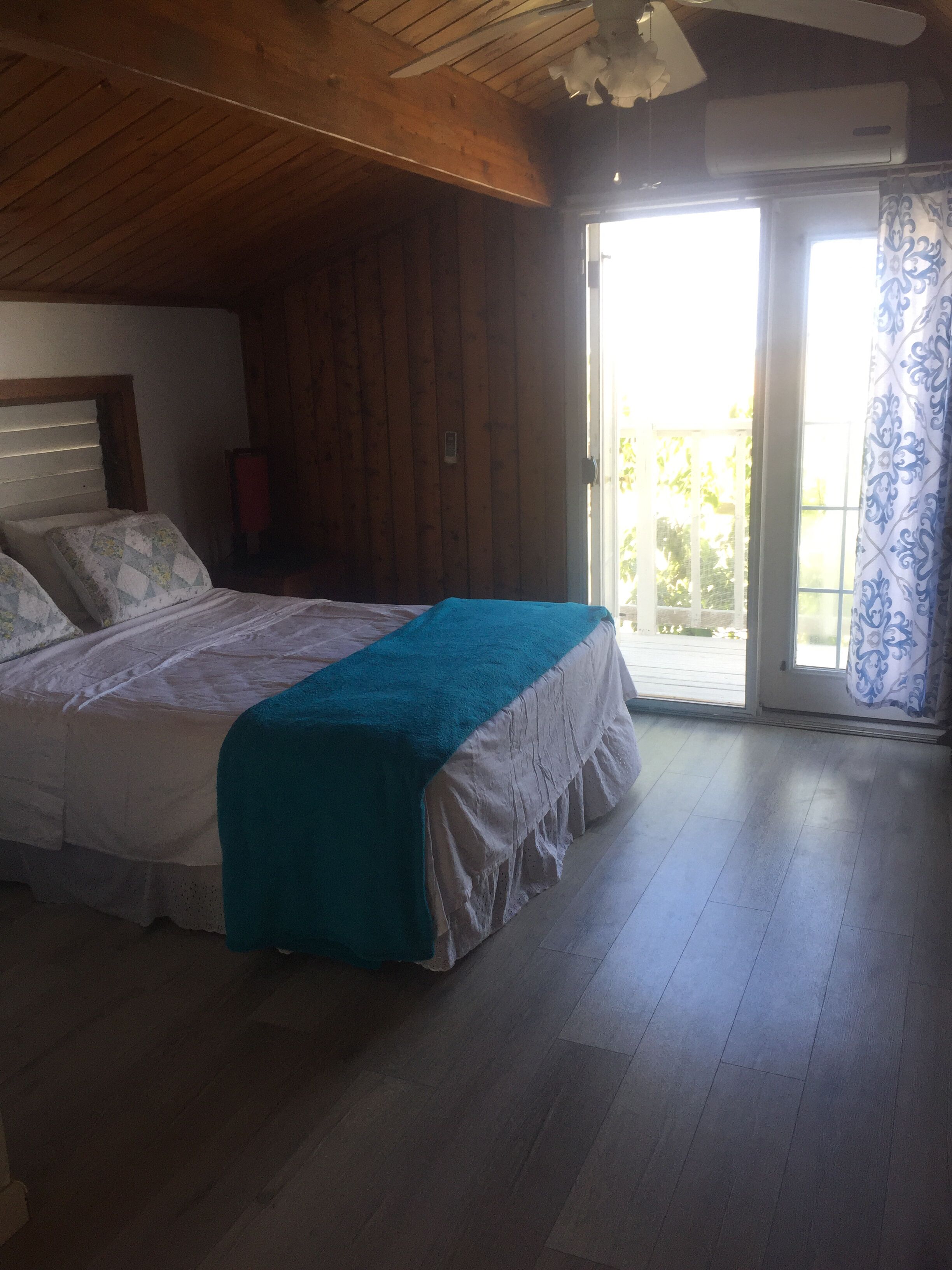 3 dormitorios, caja fuerte, escritorio y tabla de planchar con plancha