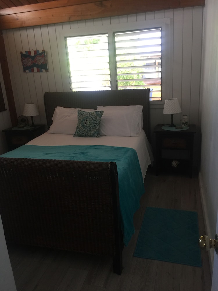 Fabulous Rustic Chalet Beach House Across The Street From Beach On Grand Turk - Caribe