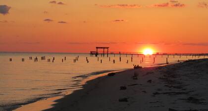 'Seaglass'-Perfect Beach House with Pool, Peaceful and Private