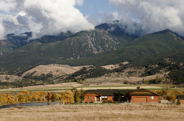 Exterior - 3BR Home RIGHT on the Yellowstone River - Best views in Paradise Valley (Livingston)