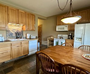 Fridge, microwave, oven, stovetop - Looking for an Alternative to a Big Box Motel?  We're it! (Gardiner)