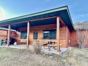 Outdoor dining - Looking for an Alternative to a Big Box Motel?  We're it! (Gardiner)