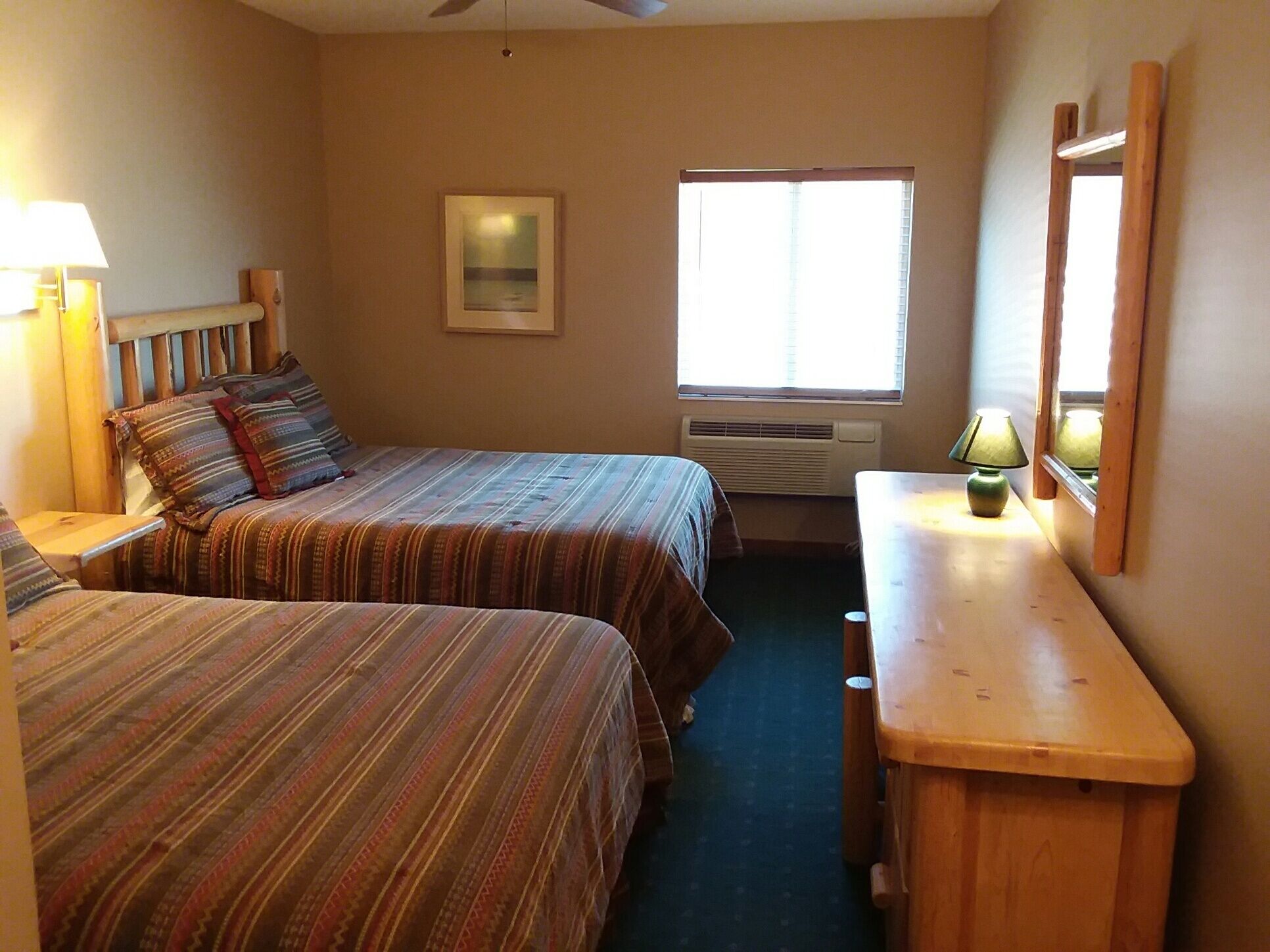 2 間睡房、書桌、熨 斗/熨衫板、可攜式嬰兒床