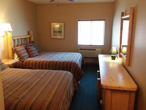 2 makuuhuonetta, työpöytä, silitysrauta/-lauta, vauvan matkasänky