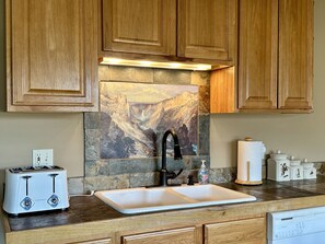 Fridge, microwave, oven, stovetop - Looking for an Alternative to a Big Box Motel?  We're it! (Gardiner)