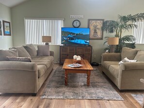 Smart TV, fireplace, books, stereo