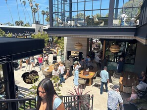 Outdoor dining - Charming Carpinteria Beach House 2 BD Winter/ 3 BD Summer, Great Winter Getaway (Carpinteria)