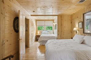 5 habitaciones, escritorio y tabla de planchar con plancha