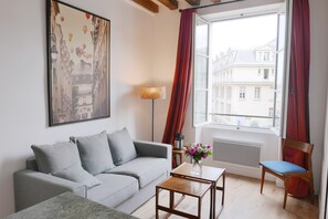 TV, offices - Exquisite 2 Bedrooms Apt In The Center Of Latin Quarter : Best Deal For 6 C4 (Paris)