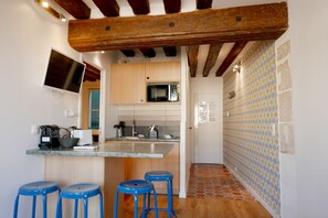 Réfrigérateur, micro-ondes, plaque de cuisson, lave-vaisselle