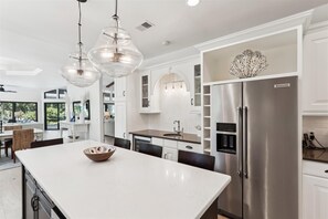 Refrigerador, microondas, horno y lavavajillas 