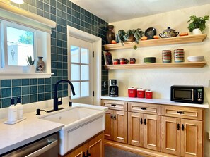 Frigorifero, microonde, forno, piano cottura