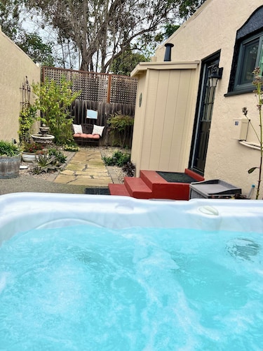 Bungalow espagnol avec bain à remous! Proche du centre-ville et accès facile à la région viticole