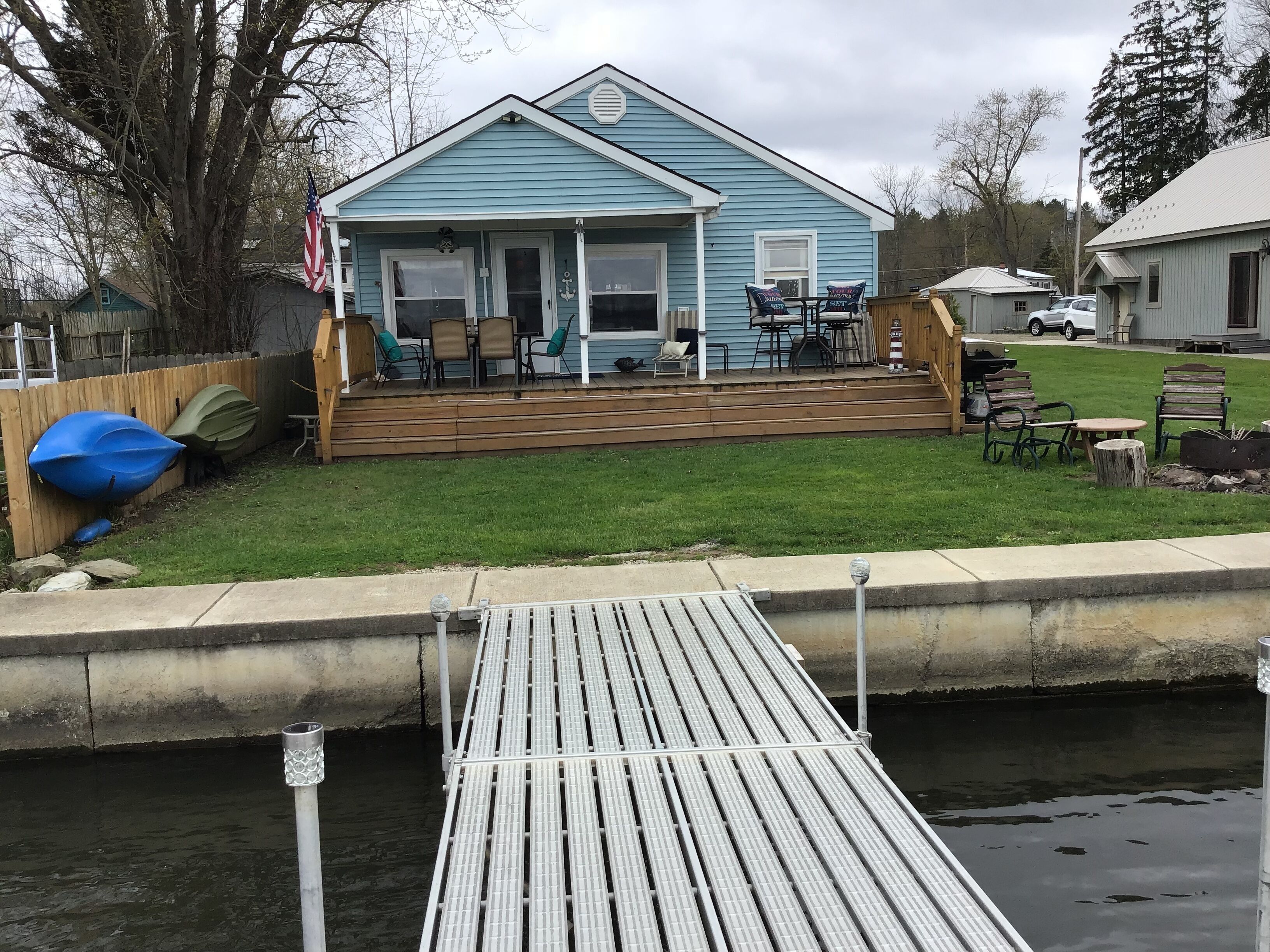 LAKEFRONT, Very Cozy, 4 B-Rooms, 2 Full baths, w/40' of lakefront w/private dock