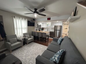 智能电视、DVD 播放器、书