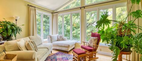 Een smart-tv en boeken