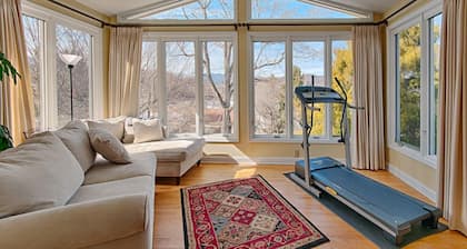 Talo, jossa vuoret ja järvinäkymät kannelta ja auringonlaskusta.