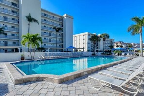 Outdoor pool, a heated pool - CRESCENT ROYALE, SIESTA KEY BEACH, BEST BEACH LOCATION, GREAT POOL, GROUND FLOOR (Siesta Key)