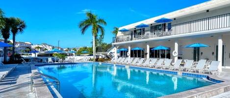 Una piscina al aire libre, una piscina climatizada