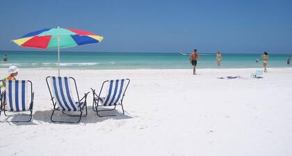 Crescent Royale, rez-de-chaussée, à pied du village, magnifique condo mis à jour! Bassin!