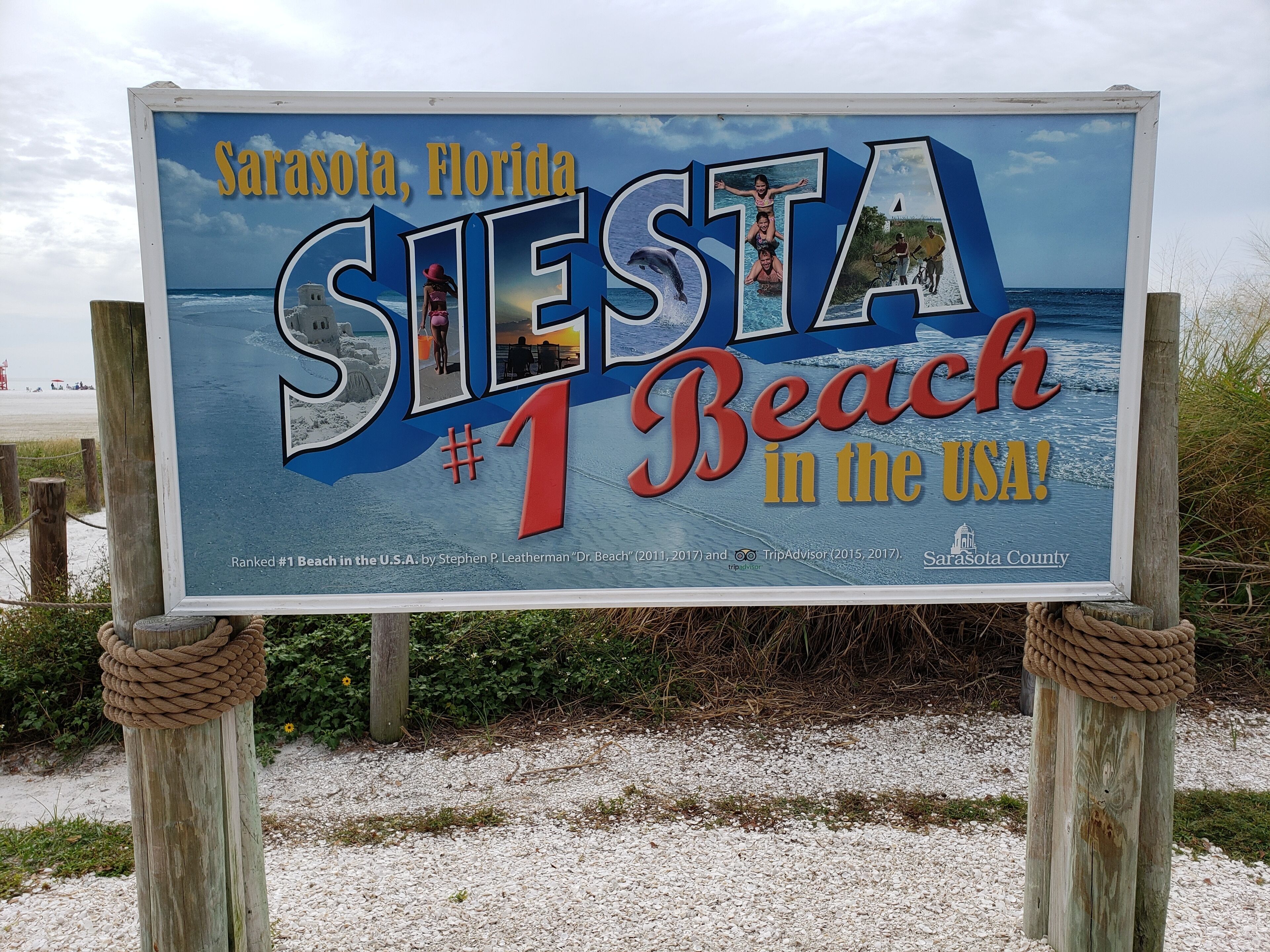 Een strandbord voor Sarasota, Florida, met de claim dat het het beste strand van de VS is.