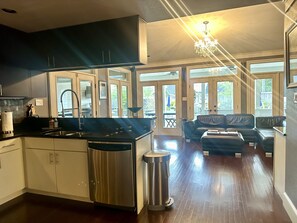 Jääkaappi, mikroaaltouuni, uuni, liesi