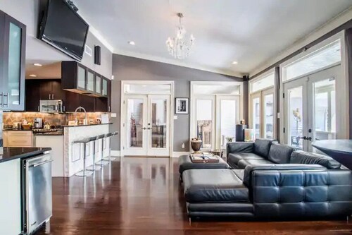 2BR w/indoor jacuzzi, and only one block from downtown! The Art House