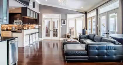 2BR w/indoor jacuzzi, and only one block from downtown! The Art House