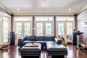 Smart TV, chimenea y estéreo 