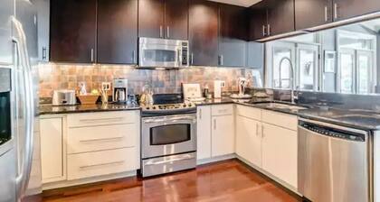 The Art House - indoor jacuzzi, and only one block from downtown!!