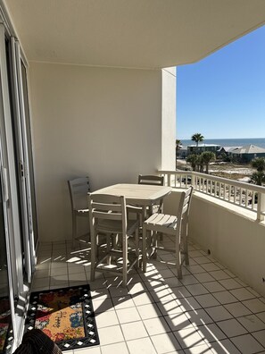 Outdoor dining - Bristol 4th floor. King, King, Queen and 3 Baths. Great for 3 couples or family. (Gulf Shores)