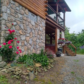 Exterior - Secluded Cabin on the Hill in the Hocking Hills (Laurelville)