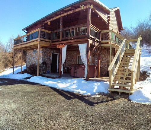 Secluded Cabin on the Hill in the Hocking Hills