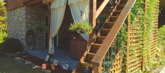 Cabaña en la colina, cerca de las cuevas, parques y pequeñas comodidades de la ciudad