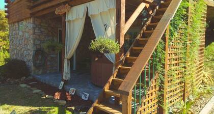 Mökki kukkulalla, lähellä luolia, puistoja ja pikkukaupungin mukavuuksia